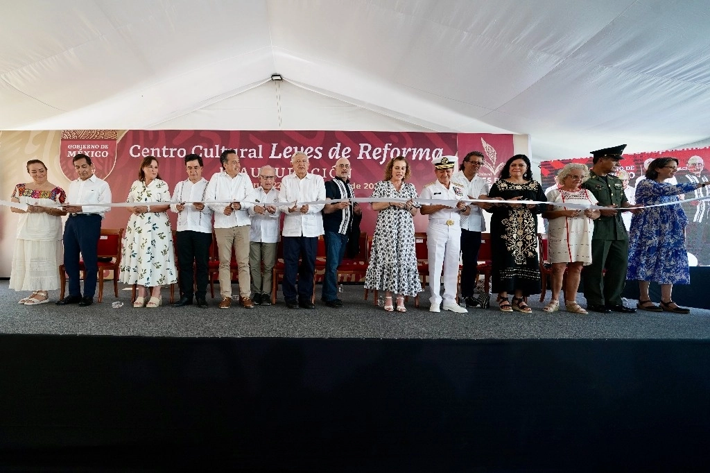 El presidente Andrés Manuel López Obrador encabezó la inauguración del Centro Cultural Leyes de Reforma; lo acompañaron el caricaturista José Hernández (a su izquierda); su esposa, la historiadora Beatriz Gutiérrez Müller; Diego Prieto, director del INAH (a su derecha), y Cuitláhuac García, gobernador de Veracruz, entre otros funcionarios. Foto cortesía de la Presidencia 