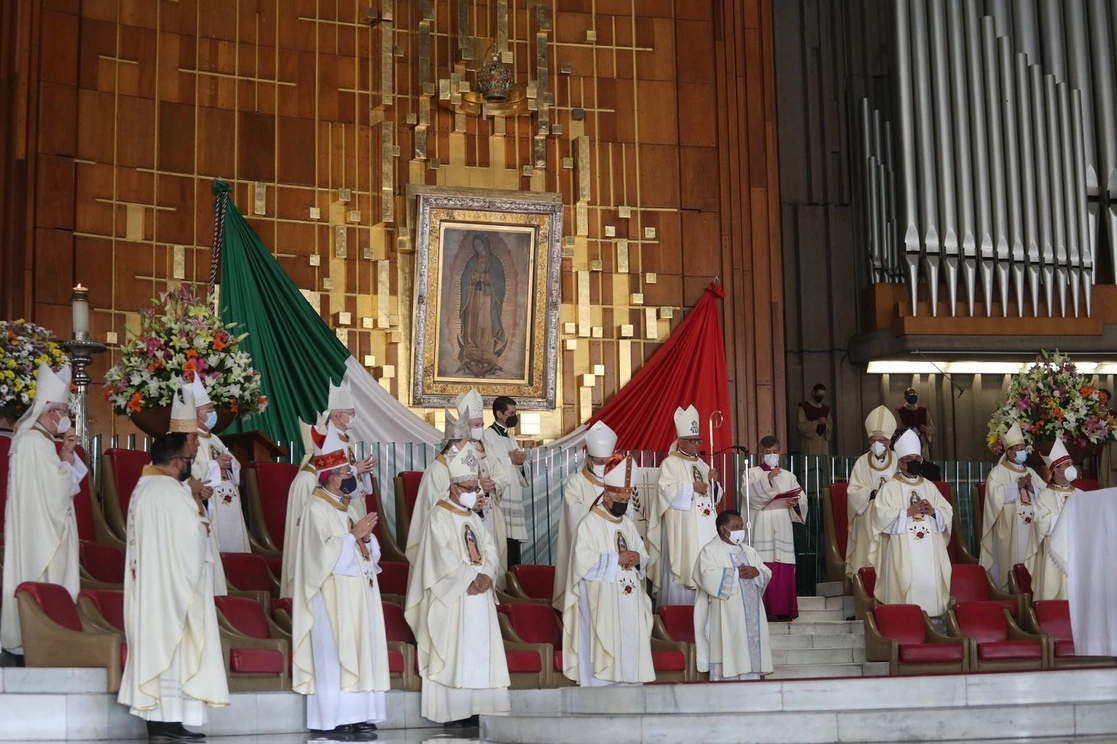 Misa de apertura de la Primera Asamblea Eclesial de América Latina y el Caribe CELAM  oficiada por Miguel Cabrejos Vidarte, arzobispo metropolitano de Trujillo, en la Basílica de Guadalupe. Foto Luis Castillo