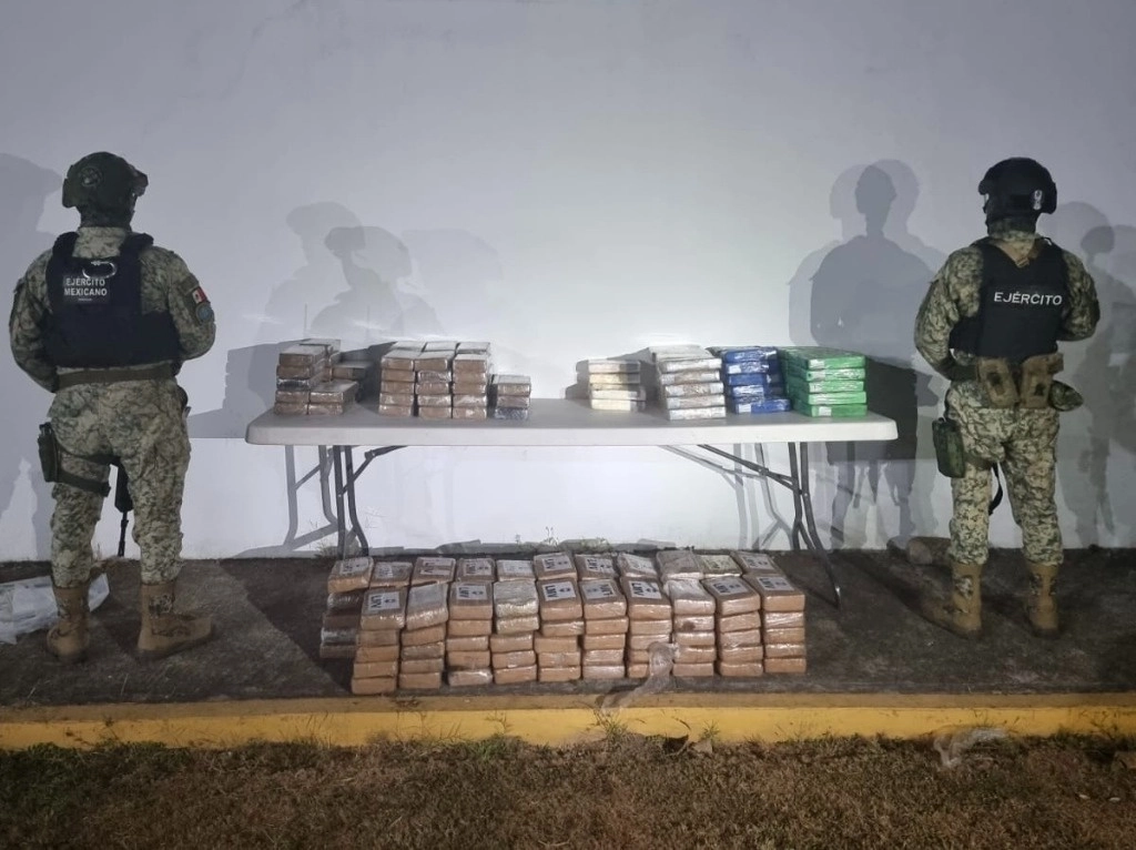 Las autoridades encontraron irregularidades en el tanque de combustible por lo que al hacer una revisión más detallada encontraron los paquetes rectangulares encintados. Foto La Jornada
