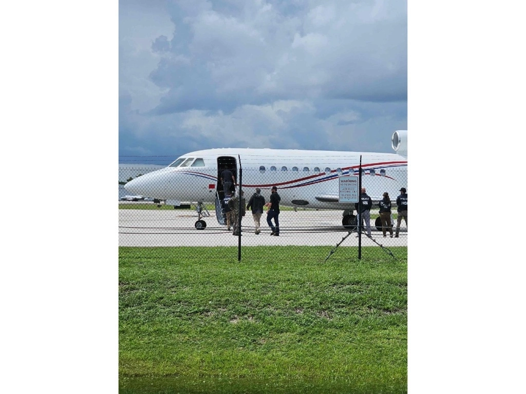 El Departamento de Justicia confiscó la aeronave porque su adquisición “violó las sanciones impuestas a Venezuela”, que calificó el hecho de “piratería”. En tanto, en Caracas dictaron orden de aprehensión contra el opositor Edmundo González. Foto Afp