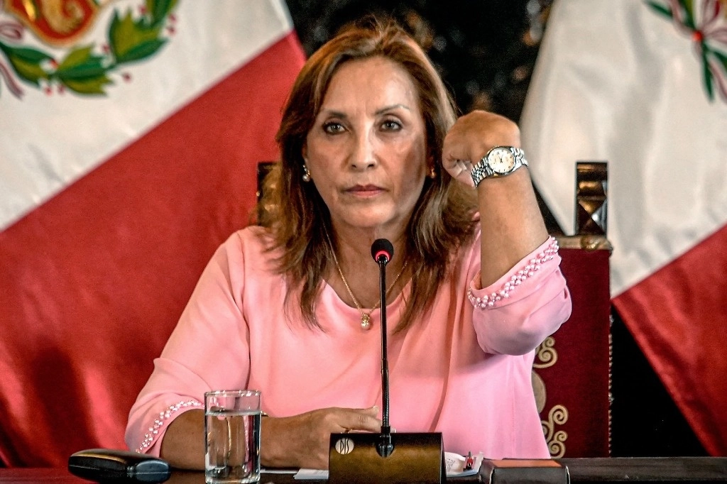 La presidenta de Perú, Dina Boluarte, muestra un reloj durante una conferencia de prensa en Lima, en imagen del 5 de abril pasasdo. Foto Afp 