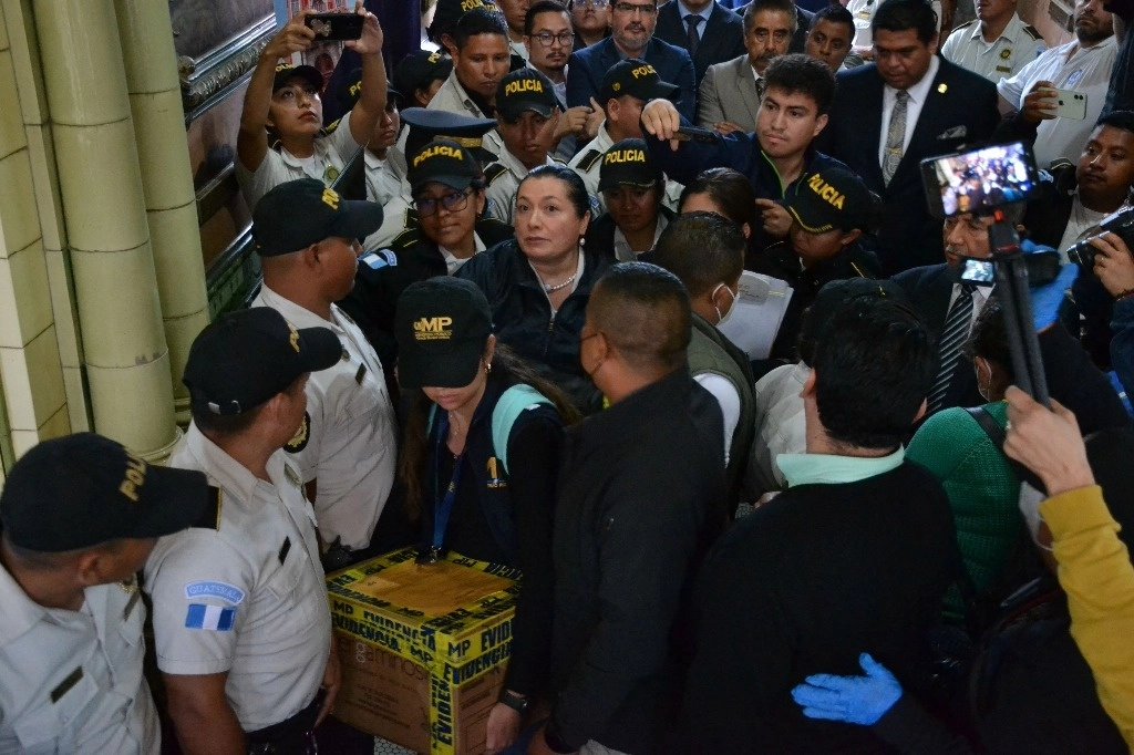 La magistrada Blanca Alfaro y sus colegas intentaron evitar que la fiscalía se llevara las boletas resguardadas por el tribunal electoral en la capital guatemalteca. Foto Afp 