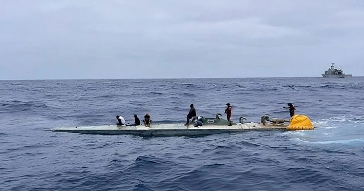 La embarcación fue localizada frente a las costas de La Paz, Baja California, y transportaba tres y media toneladas de cocaína. Tras ser detectada por aviones de la Armada, dos buques, dotados de helicópteros y patrullas interceptoras, le dieron alcance; cinco tripulantes fueron capturados. Foto Semar
