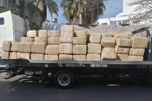 El tractocamión con dos toneladas de mariguana incautado en Concordia, Sinaloa. Foto cortesía Guardia Nacional