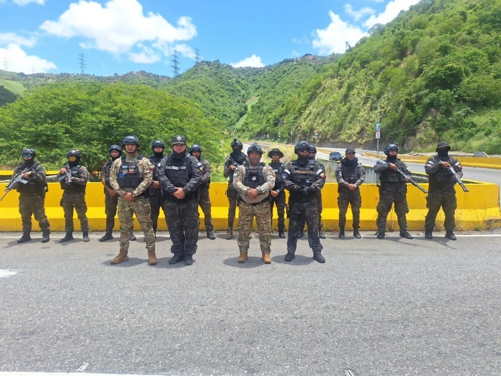 Las armas fueron halladas el sábado en la avenida Presidente Medina de la capital venezolana en una operación resultado de los trabajos de inteligencia de la Policía Nacional Bolivariana (PNB). Foto @MijpVzla 