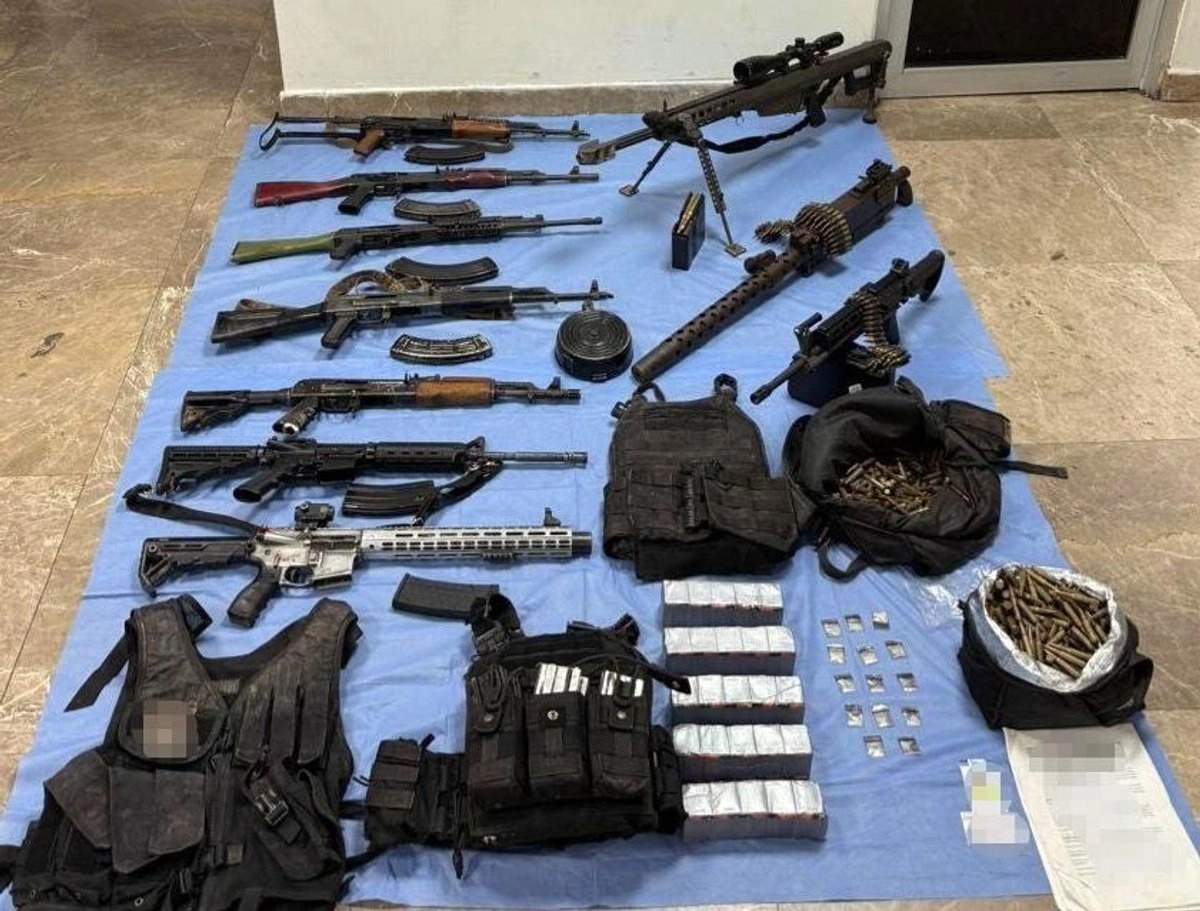 Durante el operativo se aseguraron dos armas cortas, cinco cargadores abastecidos —tres para arma larga y dos para arma corta—, así como 11 envoltorios con sustancia granulada blanca, con características similares a la metanfetamina. 