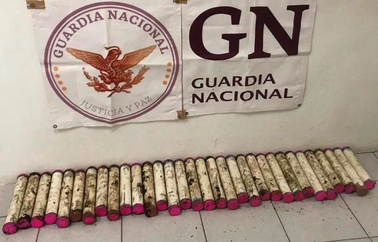 La Guardia Nacional incautó un cargamento de cristal, con un valor aproximado de 4 millones de pesos, iba oculta dentro de tubos de PVC. Foto Guardia Nacional