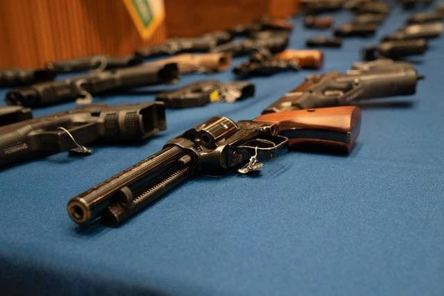 A su vez, la CBP también confiscó más armamento el pasado sábado de un vehículo en el Puente Internacional Camino Real, también conocido como Puente II, en Eagle Pass, informó Border Report.