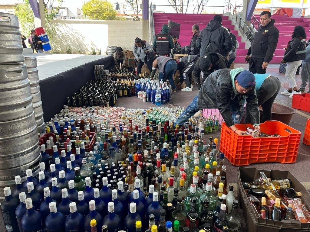La alcaldía Iztapalapa inició la destrucción de bebidas alcohólicas decomisadas en bares clandestinos, en la Ciudad de México, el 21 de diciembre de 2023. Foto Alfredo Domínguez