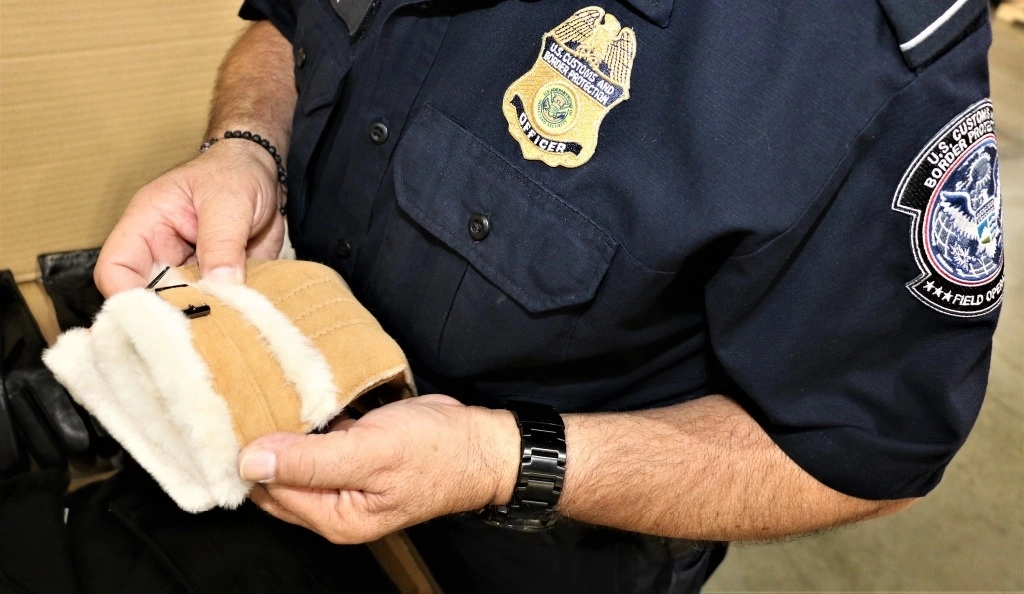 En otra revisión, descubrieron en la garita centro un cargamento de fentanilo con un peso total de 12 kilogramos. Foto @CBP