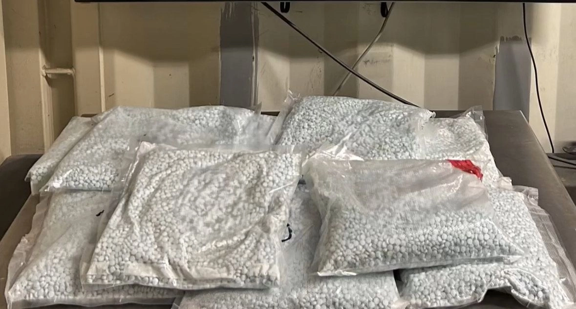En total, entre ambas garitas de Nogales se han asegurado un millón 119 mil pastillas de fentanilo, más de una libra de su presentación en polvo, mil 59 libras de metanfetamina y 63 libras de cocaína.