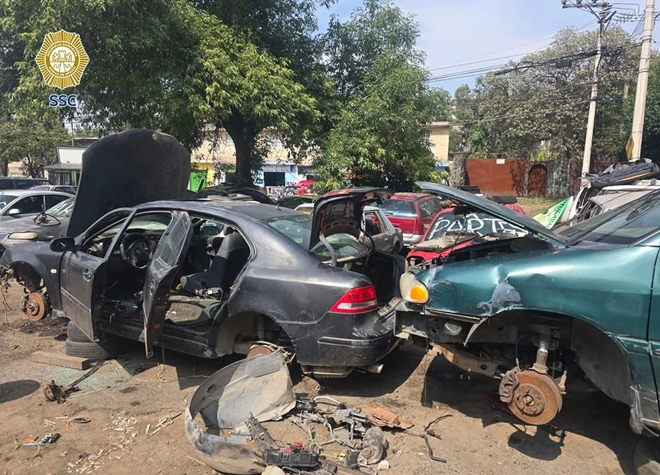 En un despliegue operativo en donde participó la Guardia Nacional y el Ejército, los policías ingresaron al domicilio y aseguraron un automóvil de color plata con reporte de robo activo y también hallaron diferentes piezas de vehículos entre cofres, defensas, faros, parrillas, llantas, puertas y otras, con un peso aproximado de dos toneladas.