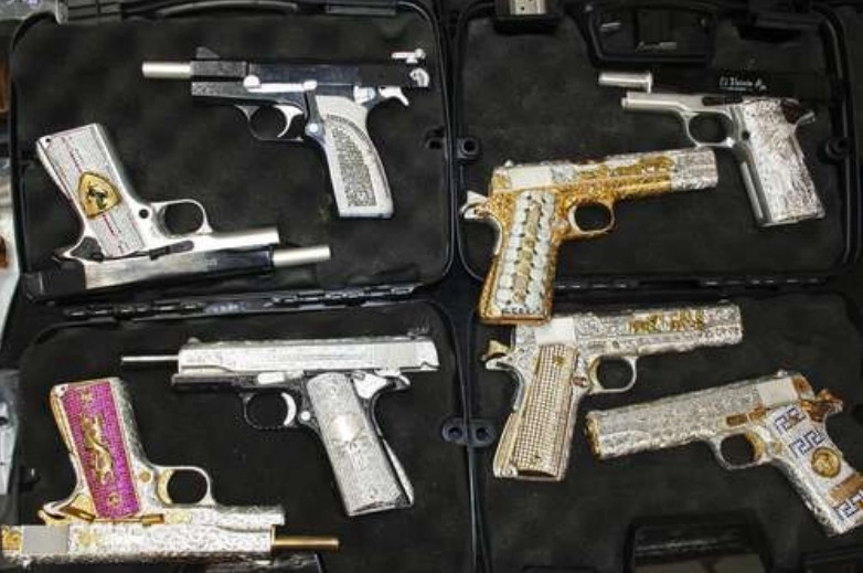 Armas con chapa de oro e incrustadas de diamantes decomisadas en Zapopan, Michoacán, en imagen de archivo. Foto Ap