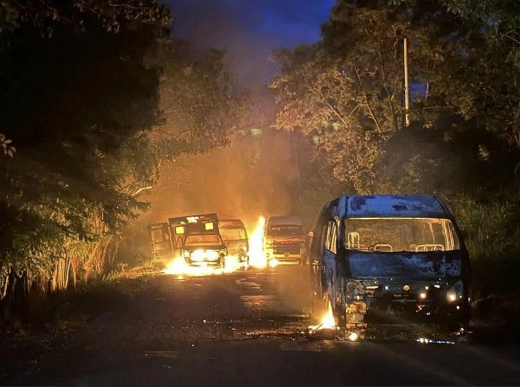 Uno de los cinco vehículos incendiados por grupos criminales la noche del viernes en el tramo carretero Motozintla- Frontera Comalapa, Chiapas. Foto difundida en redes sociales