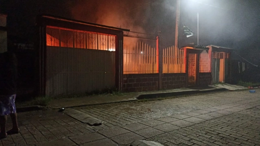 El portón de una vivienda incendiada la noche del viernes en la cabecera municipal de Altamirano, Chiapas. Pobladores señalan a seguidores del ex alcalde Roberto Pinto como los presuntos responsables de los destrozos. Foto ‘La Jornada’



