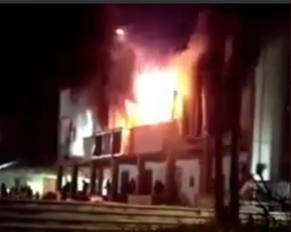 Un grupo de sujetos ingresó al Palacio Municipal de Altamirano y le prendió fuego, luego de que el alcalde Roberto Pinto Kánter dio el Grito de Independencia. Foto tomada de Twitter @GabyCoutino