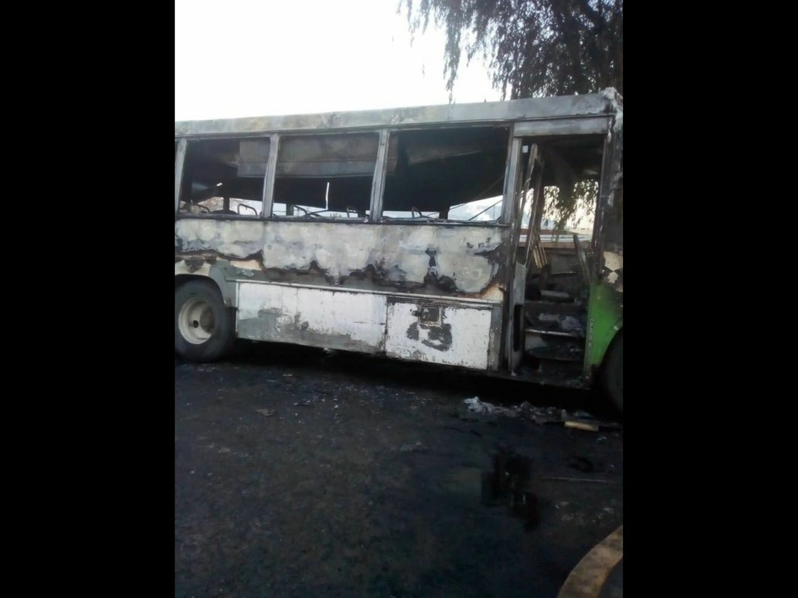 Las llamas consumieron la unidad en su totalidad. Al lugar arribaron bomberos y elementos de protección civil para apagar las llamas, sin que resultaran personas lesionadas, en Ecatepec, Estado de México, el 27 de julio de 2021. Foto 'La Jornada'