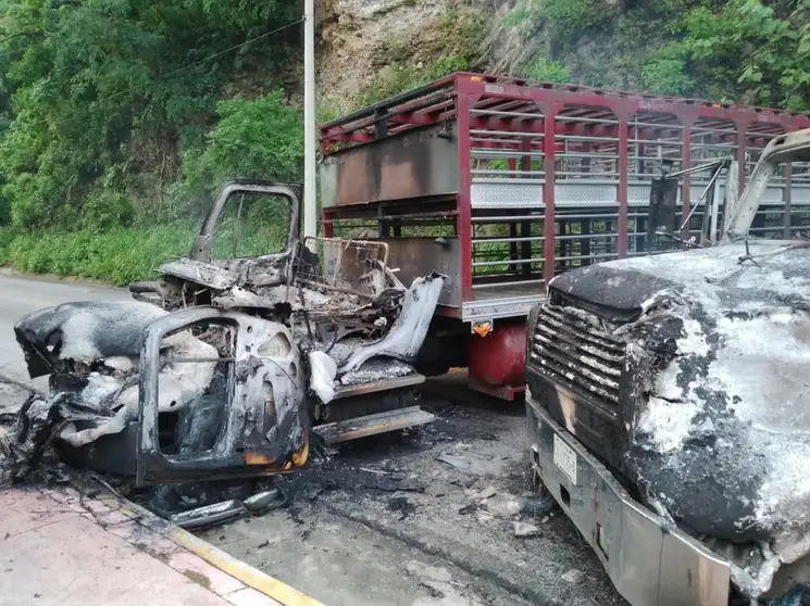Presuntos integrantes del cártel de Sinaloa quemaron vehículos de carga y los atravesaron en un tramo carretero entre Motozintla y Frontera Comalapa con un mensaje contra sus rivales de Jalisco ‘Nueva Generación’. Asimismo, en un foro, se denunció la permanencia en el estado de grupo paramilitares que provocan el desplazamiento de personas, desapariciones y muerte. Foto ‘La Jornada’
