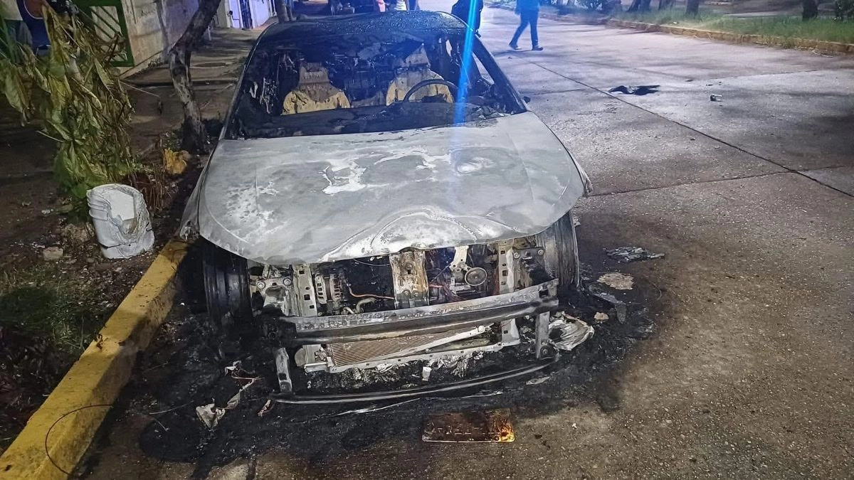 Los vehículos dañados fueron un Volkswagen Virtus, que quedó consumido por completo, y una camioneta Ford Escape, que presentó daños parciales.