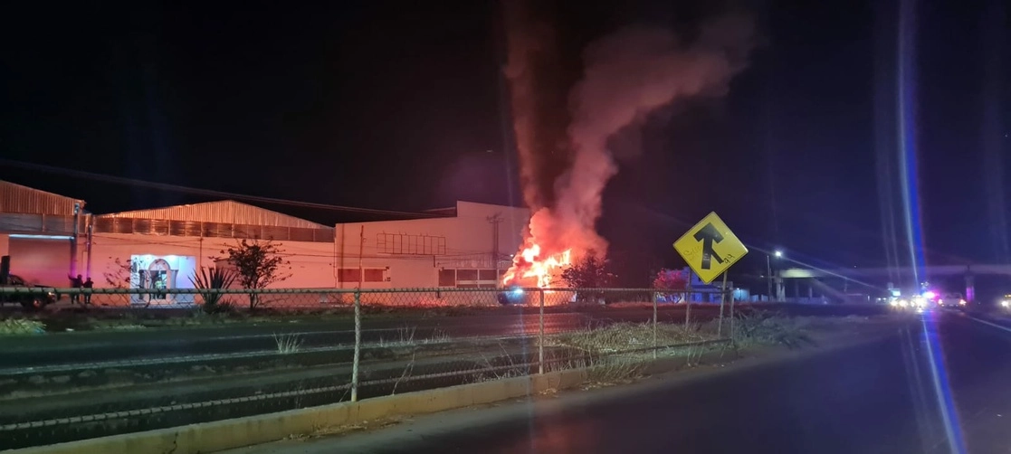 Vehículos incendiados en Colima por el arresto de un presunto líder del CJNG. Foto Juan Carlos Flores