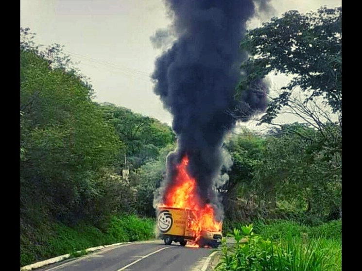 Aspirantes de la Normal de Arteaga incendiaron cuatro vehículos, entre ellos una camioneta de frituras, para exigir se respeten los resultados del examen de admisión. Foto tomada de Twitter @levmx666 