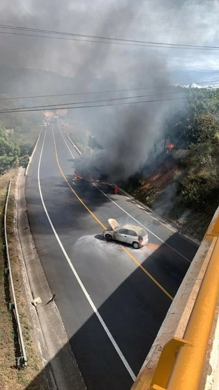 En la autopista Morelia-Lázaro Cárdenas, a unos kilómetros de Uruapan, se reportó un auto incendiado, lo que mantiene bloqueada la circulación por esa vialidad. Foto La Jornada