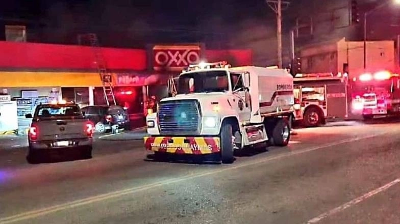 Grupos de hombres armados generaron entre sábado y domingo disturbios e incendios de vehículos y tiendas de conveniencia en Guaymas, Sonora. Foto La Jornada 