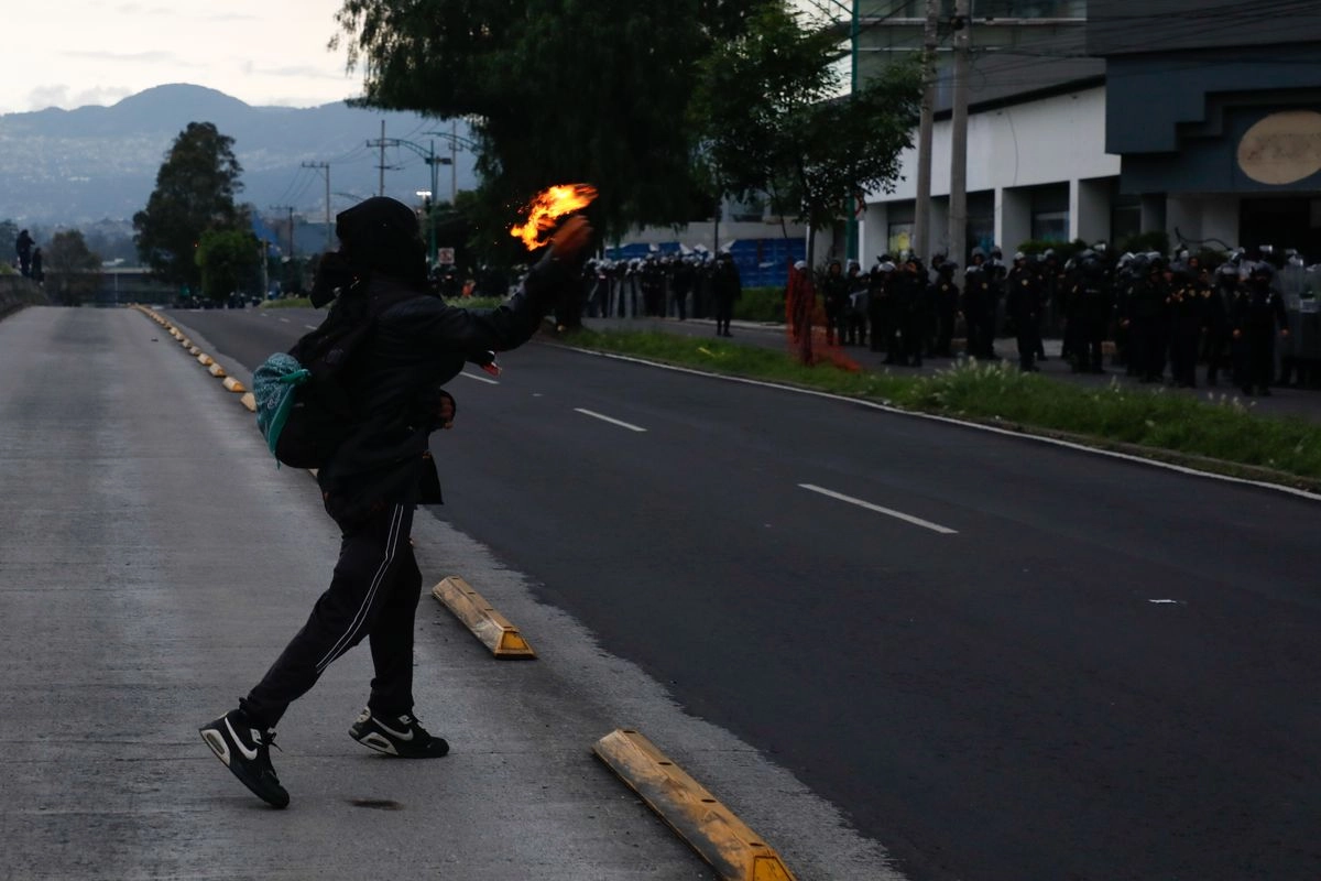 Un encapuchado que participó en los destrozos durante la marcha contra la gentrificación en la CDMX. Foto