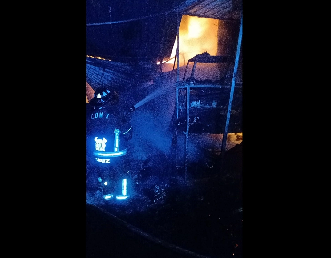 El Heroico Cuerpo de Bomberos de CDMX controló el incendio en el mercado La Purísima cerca de las 3:00 horas. Foto Tomada del Twitter @Bomberos_CDMX
