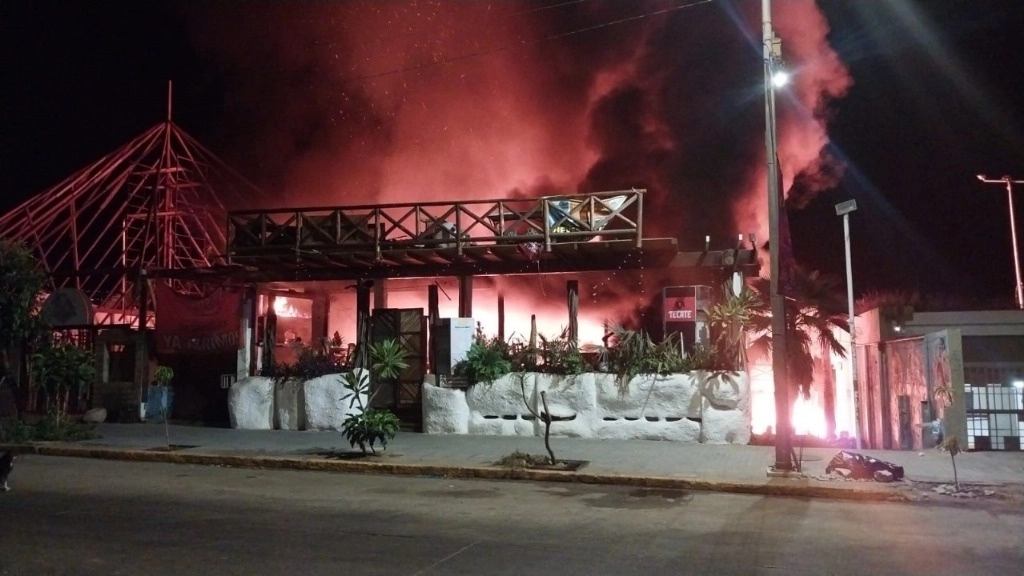 El incendio en los restaurantes Bambú y Tío Alex, en la Condesa de Acapulco fue reportado a la 1:36 horas del miércoles 8 de mayo. Foto Protección Civil de Acapulco
