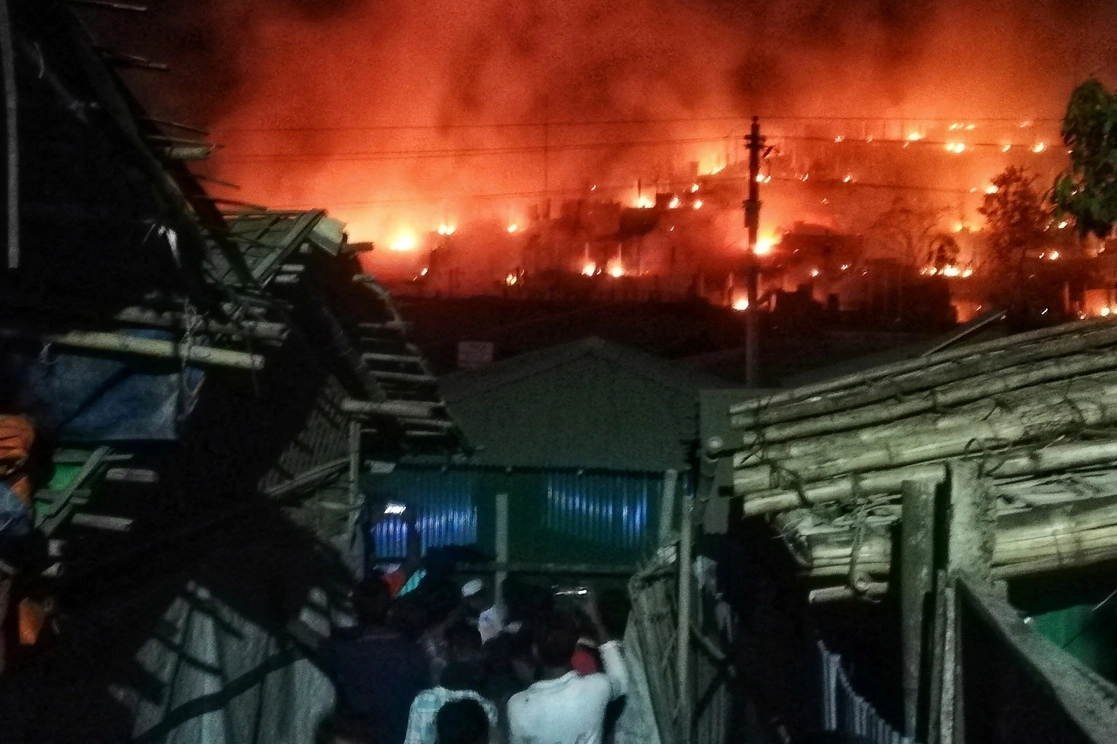 Miles de personas se quedaron sin hogar después de que un incendio destruyera un campo de refugiados rohinyás en Bangladés. Foto Afp