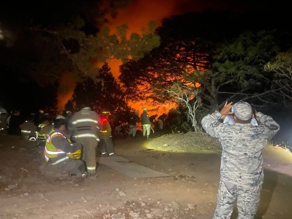 El comandante del Departamento de Bomberos del municipio de Cuauhtémoc, René Martínez, aseguró que la primera quema se originó el sábado 1 de abril después de las 4 de la tarde, y devastó 120 hectáreas. Foto cortesía Bomberos Veteranos de Mazatlán