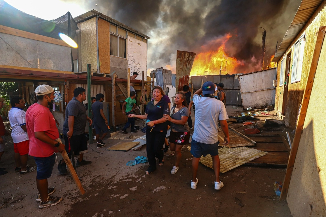 El incendio registrado en un barrio de Iquique, al norte de Chile, arrasó con unas cien viviendas y dejó al menos 400 damnificados. Foto Ap