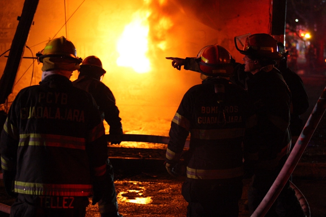 Aunque evitaron que el incendio se extendiera, a las 23 horas aún no lograron sofocarlo. Foto Arturo Campos Cedillo