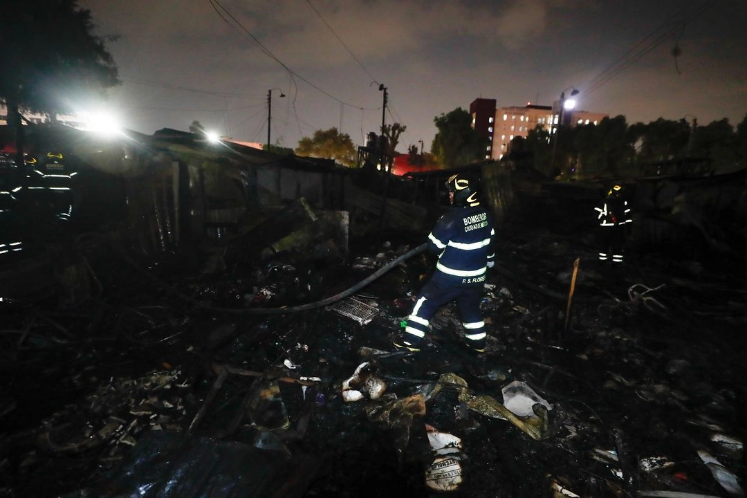 Casi cien personas fueron evacuadas del sitio mientras personal del Heroico Cuerpo de Bomberos trabajaba en la mitigación del siniestro. Foto
