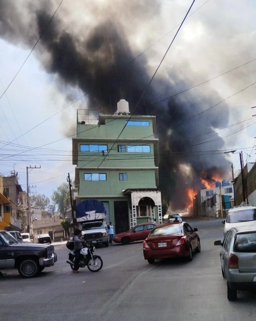 Las llamas del incendio en el tiradero de basura estuvieron cerca de alcanzar algunas viviendas. Foto La Jornada
