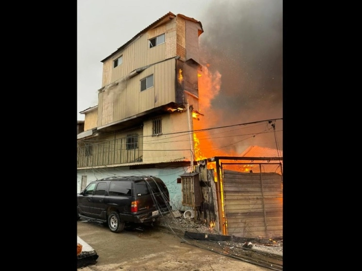 Se desalojaron a unas 25 personas a causa del incendio en viviendas de la colonia Las Torres Parte Baja de Tijuana, Baja California Sur, el 15 de junio de 2023. Foto ‘La Jornada Baja California’


