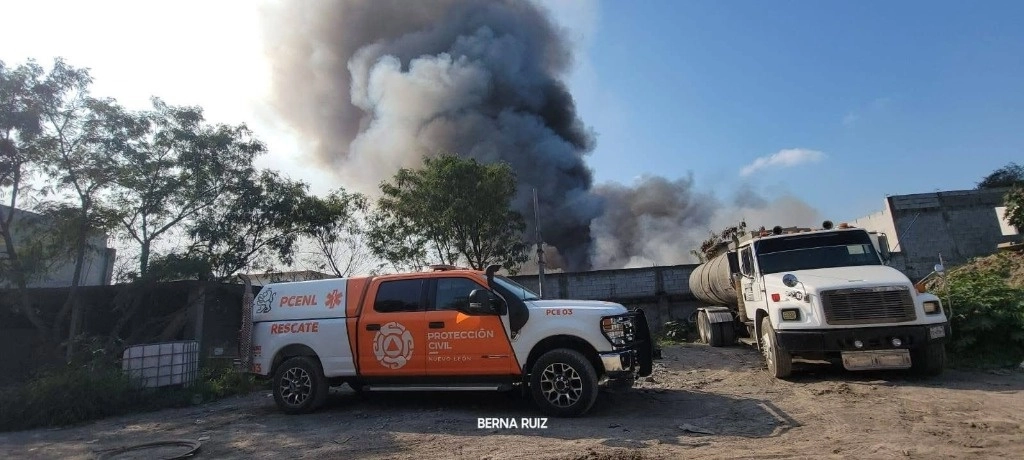 Se informó que aparentemente el fuego comenzó en una bodega abandonada y posteriormente alcanzó otra bodega contigua, propiedad de la empresa Distribuidora Fiberglass, la cual almacena fibra de vidrio. Foto @PC_NuevoLeon