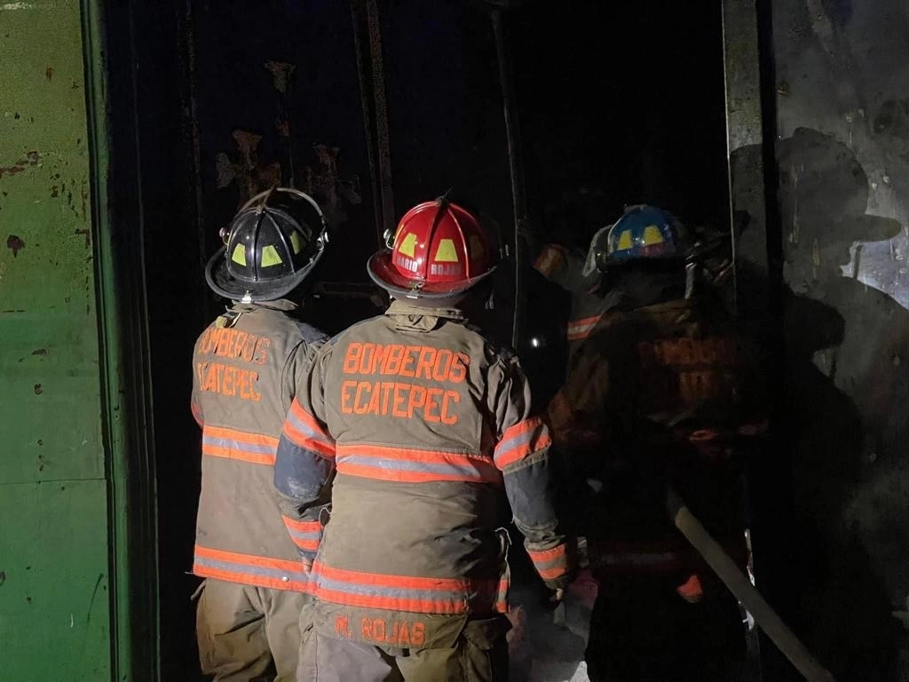 Bomberos del estado de México controlaron el incendio de la parroquia ubicada en el poblado de Santa María Tulpetlac, municipio de Ecatepec. Foto ‘La Jornada’