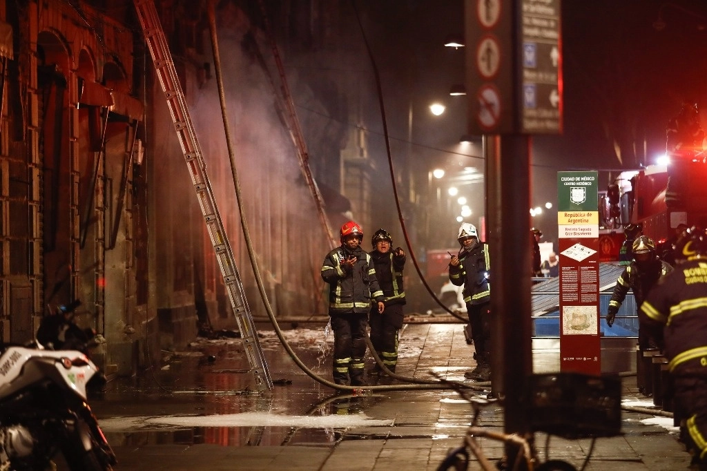 Los bomberos lograron controlar el fuego tras varias horas de combate. Foto Víctor Camacho