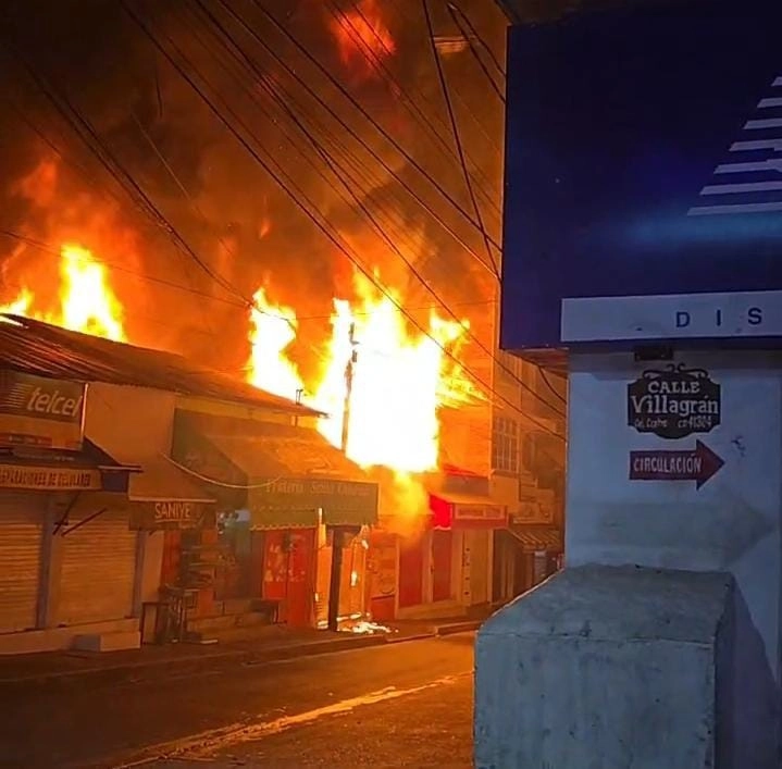 Un fuerte incendio consume las instalaciones del mercado municipal de Tlapa, Guerrero. Foto La Jornada