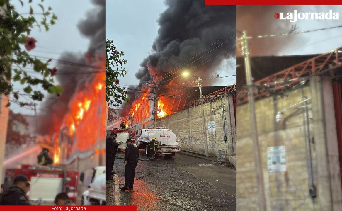 La noche de este miércoles se registró un fuerte incendio en una bodega de chatarra industrial ubicado en Atizapán de Zaragoza. Foto 
