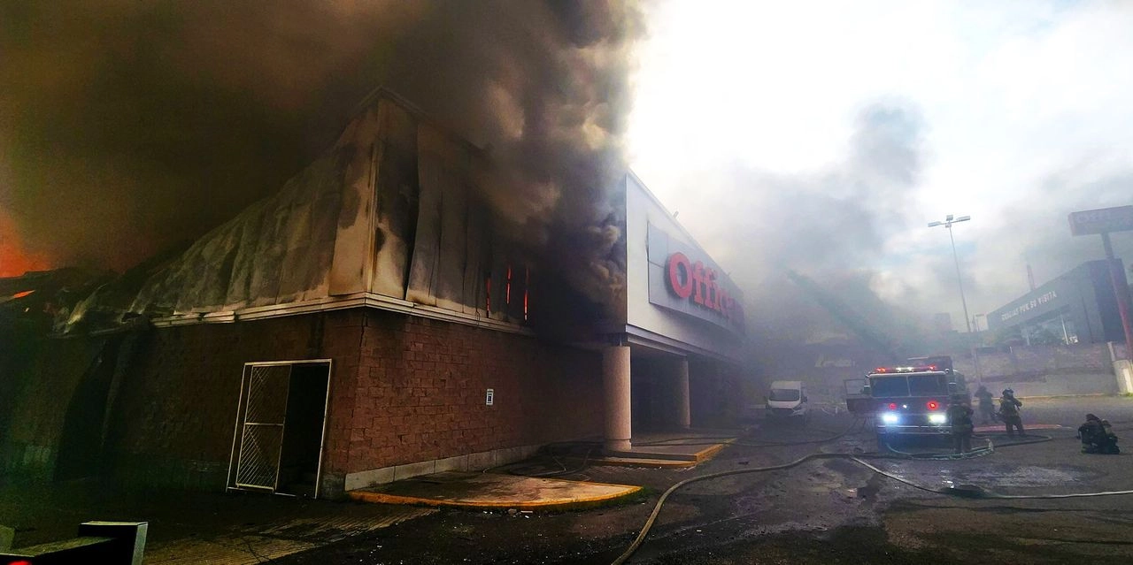 El incendio en una tienda Office Depot de Querétaro, Querétaro, fue reportado alrededor de las 9 horas del sábado 14 de junio sin que se registraran muertos o heridos. Foto 