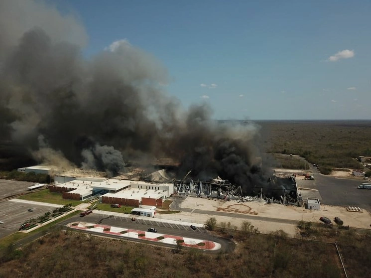 Vista aérea del incendio en la empresa porcícola Kekén, Yucatán. Foto Luis Boffil