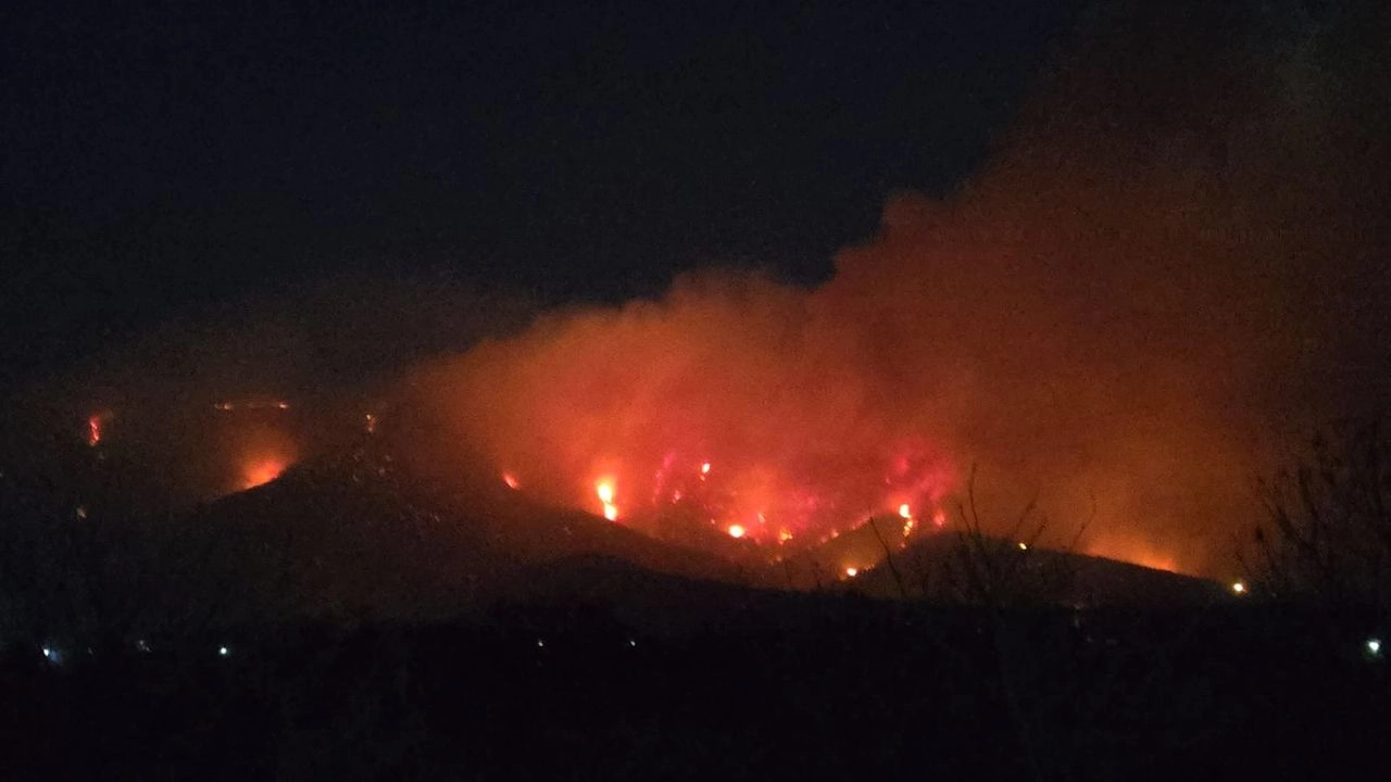 Aspectos de las llamas que la noche de este viernes continúan propagándose. Foto