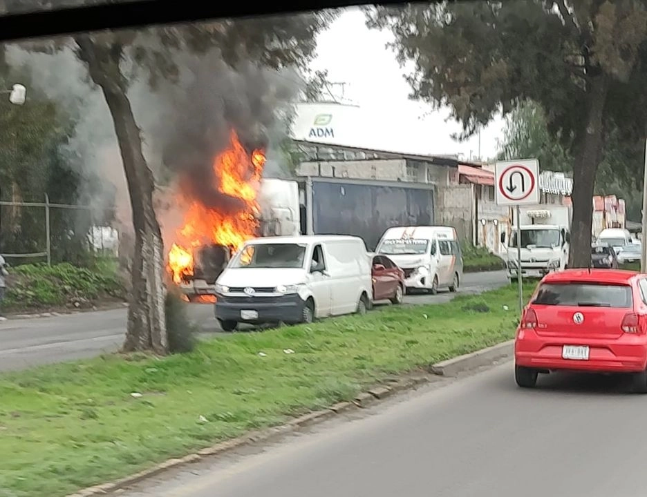 El tráiler comenzó a incendiarse y el chofer pudo estacionarlo y bajar de la unidad para ponerse a salvo. Las llamas consumieron en su totalidad la cabina.