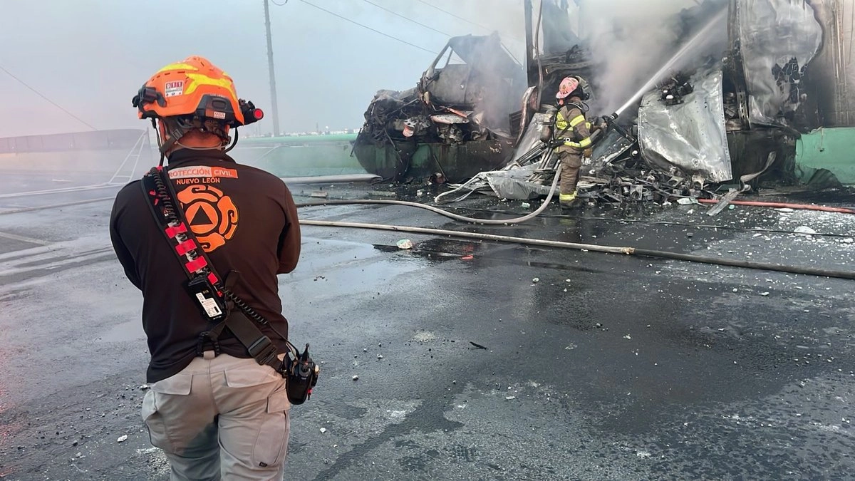 Bomberos y personal de PC estatal controlar el incendio. Foto