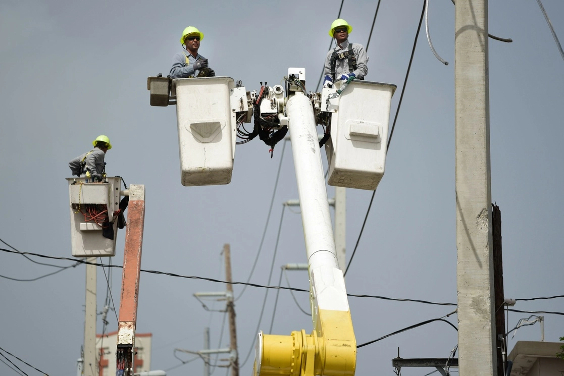 Labores del personal de la compañía de luz en Puerto Rico. Foto Ap/ archivo