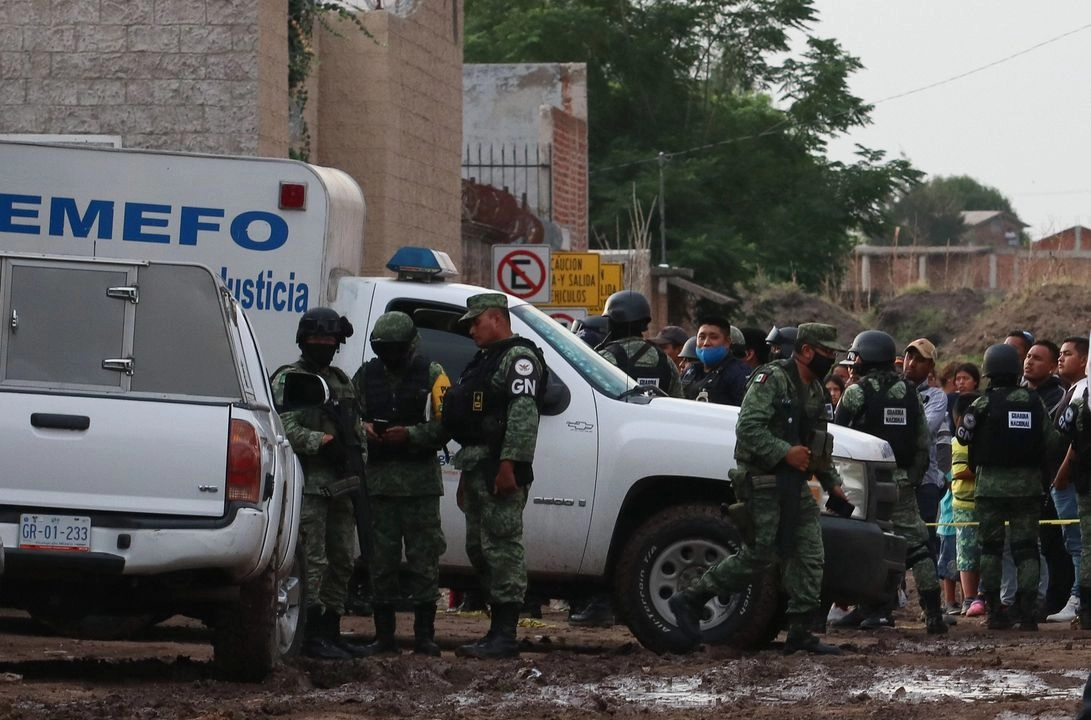Los 12 cuerpos de las personas fallecidas fueron llevados al Servicio Médico Forense donde se les practican las necropsias apegadas a los protocolos legales, forenses y de derechos humanos, con un trato digno que “la lamentable tragedia exige”. Foto 