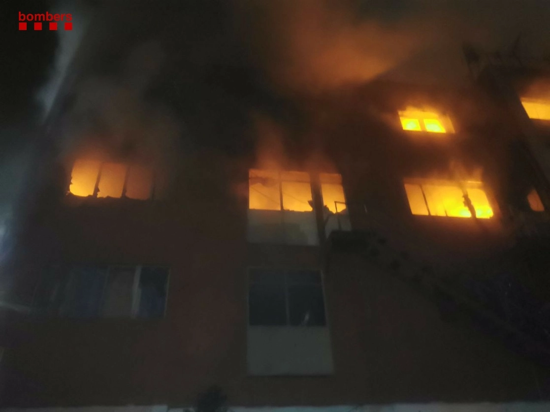 En su cuenta de Twitter, los bomberos de Barcelona muestran imágenes como éstas. Foto @bomberscat
